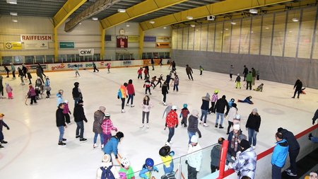 Öffentliches Eislaufen und Eisstockschiessen