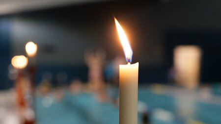 Schwimmen bei Kerzenlicht | © SLRG Reiden